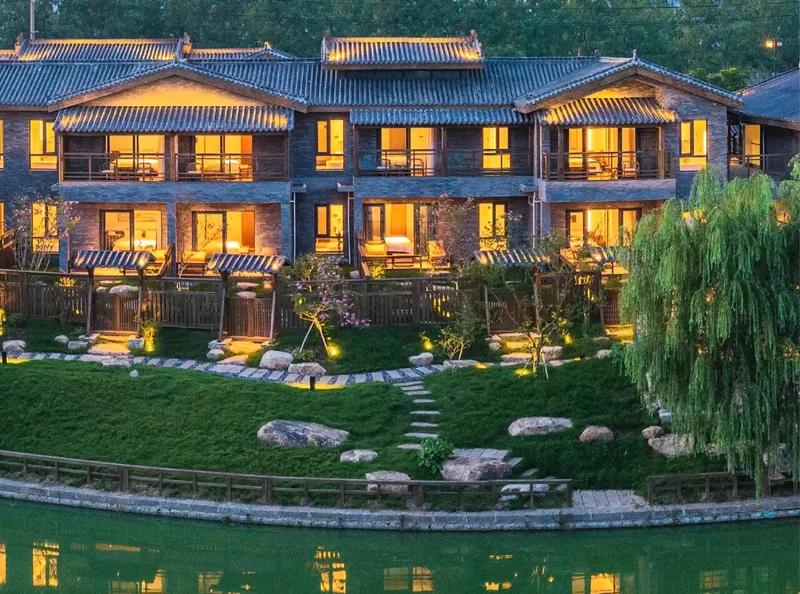 寿县八公居无名初的临水建筑与傍晚灯光